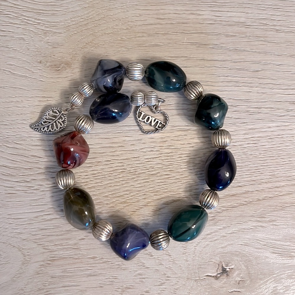 🌟$5 w/purchase🌟 Handmade Beaded Bracelet w/Silver Tone Accents!